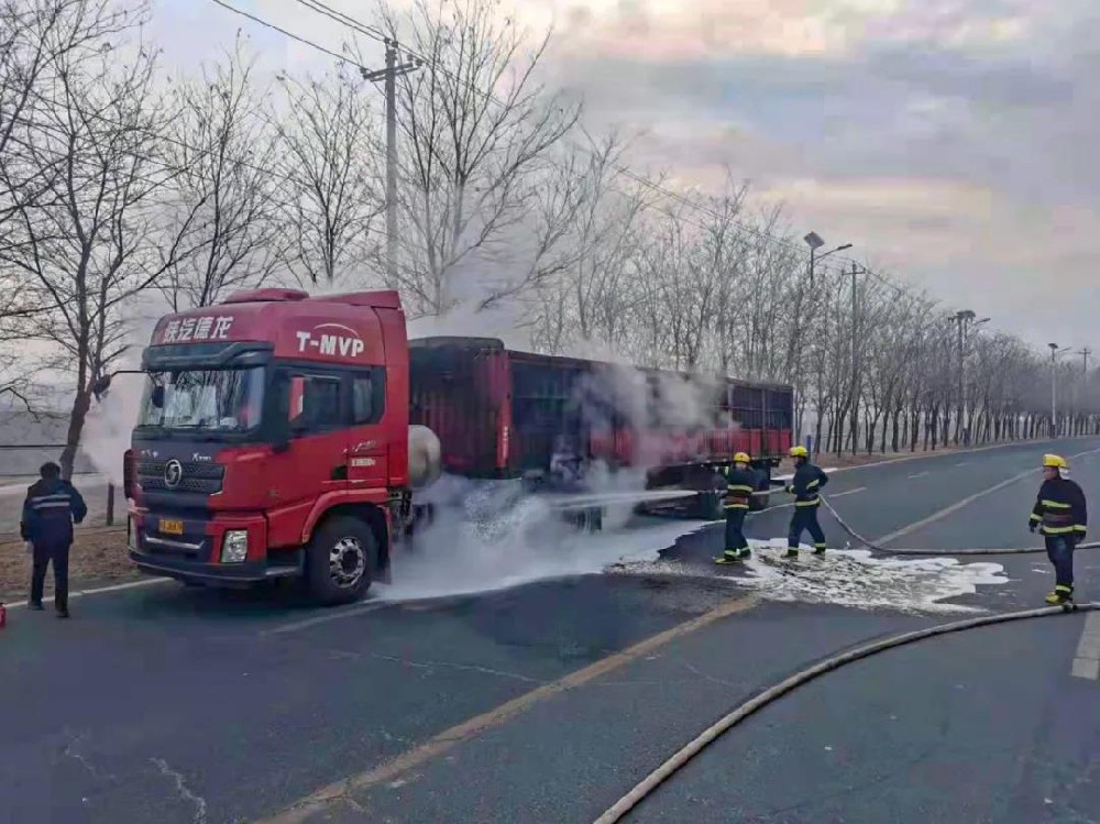 公司消防隊(duì)成功處置一起廠區(qū)外半掛貨車(chē)突發(fā)起火事件